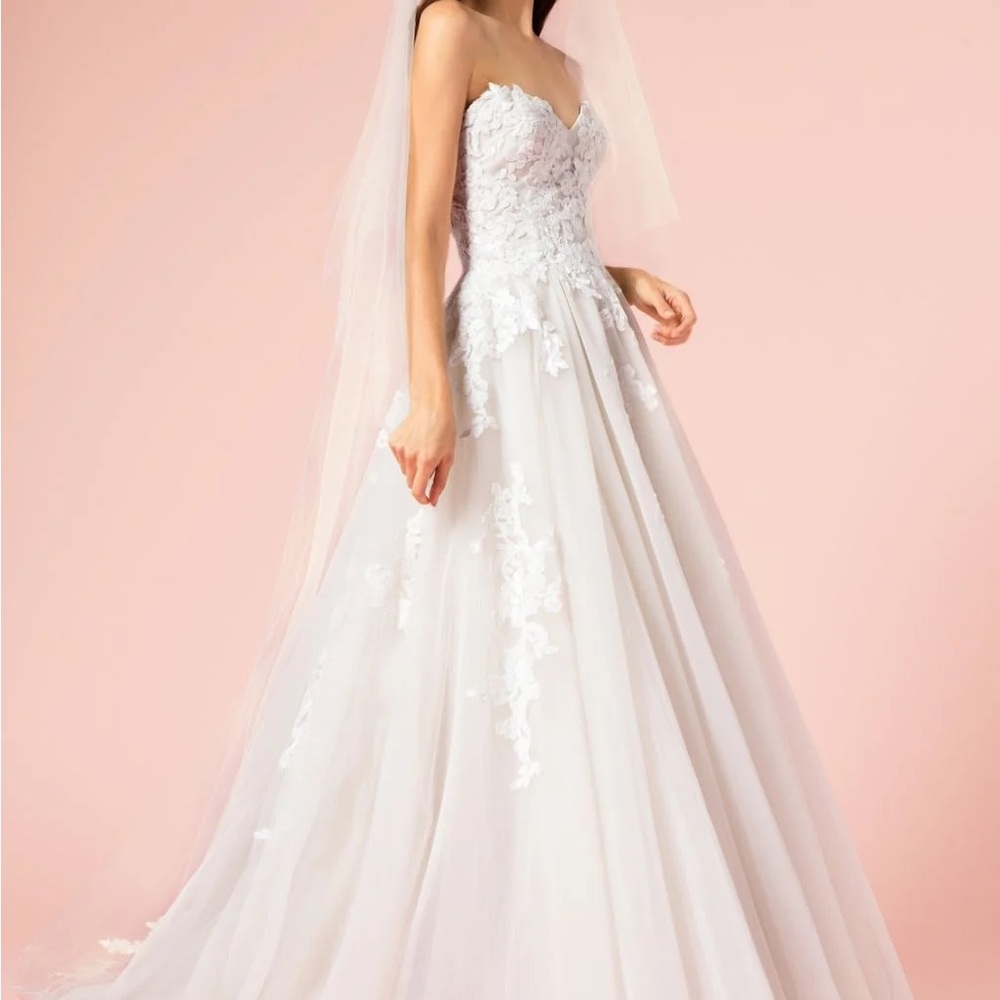 Elegant White Strapless Wedding Dress